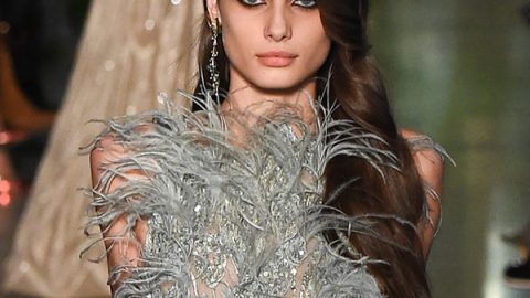 موضة تسريحات الشعر الجانبية مع مكياج الكحل العربي من Elie Saab couture ربيع 2015