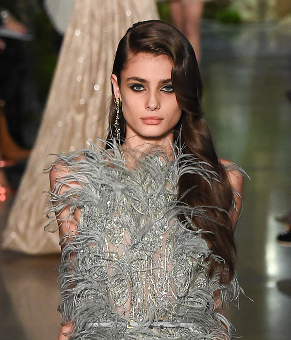 موضة تسريحات الشعر الجانبية مع مكياج الكحل العربي من Elie Saab couture ربيع 2015