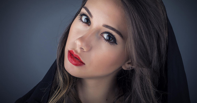 ألوان أحمر الشفاه المفضلة لدى خبراء التجميل هذا الصيف