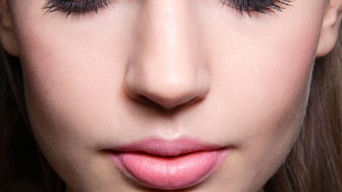 مكياج عيون باستخدام الظلال المزدوجة من الأرجواني والوردي الترابي لفترة ما الظهيرة وما بعدها