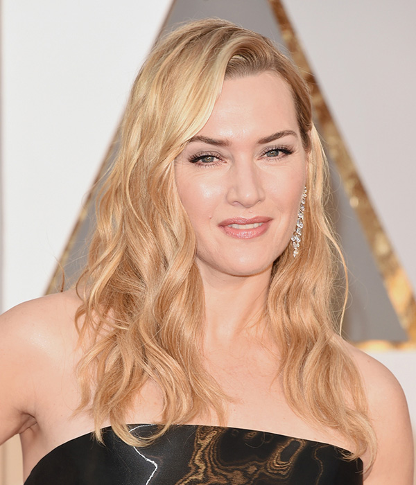 Kate Winslet بتسريحة شعر مموجة طبيعية ومكياج بسيط في حفل الأوسكار 2016