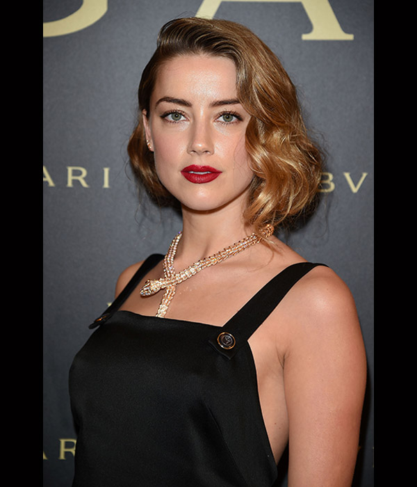 Amber Heard بأحمر شفاه أحمر داكن
