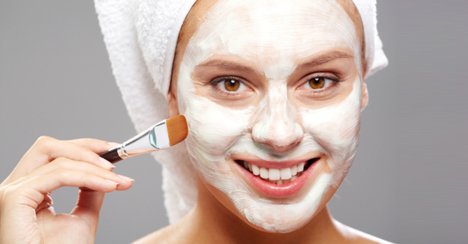 أقنعة طبيعية تنظف بشرتك سريعًا في الصباح