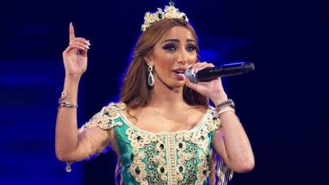 دنيا باطما تقع في حب صيني في كليبها الجديد