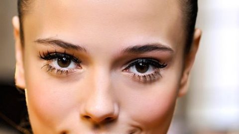 رسمة اي لاينر مجنحة مع احمر شفاه نيود 2016