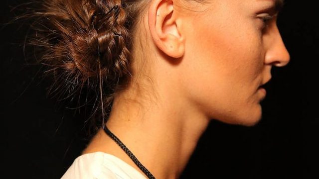 تسريحة شعر الكعكة الكلاسيكية مع الجديلة الجانبية ربيع 2015