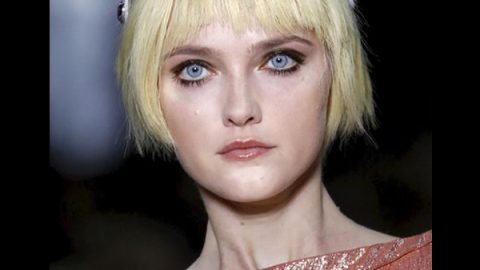 إكسسوار شعر مرصع بالأحجار مع مكياج بسيط من Ulyana Sergeenko