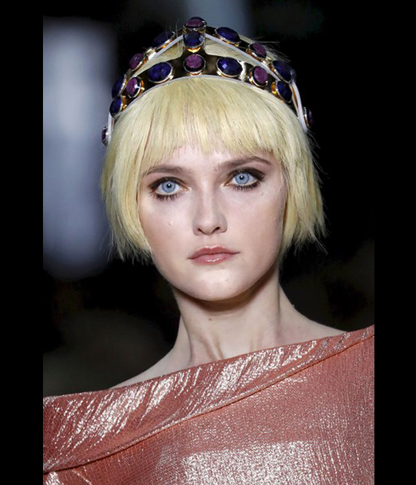 إكسسوار شعر مرصع بالأحجار مع مكياج بسيط من Ulyana Sergeenko