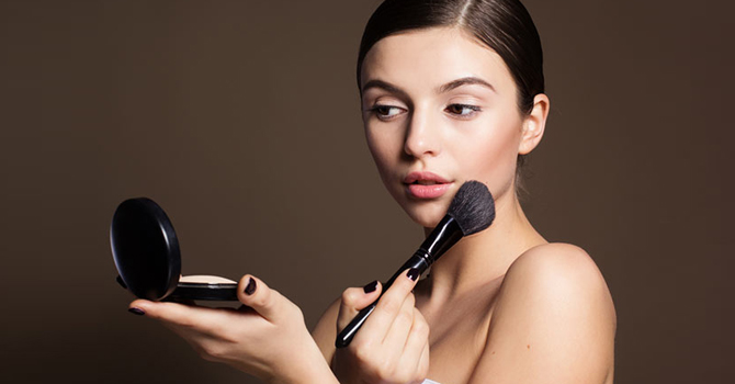 خطوات أساسية لتطبيق المكياج على بشرتك الدهنية