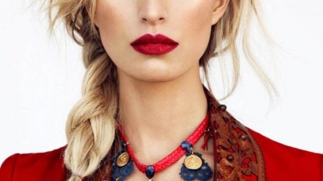 أحمر شفاه بلون أحمر مطفأ 2015