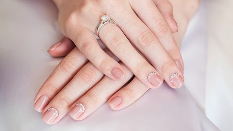 بعيداً عن الأبيض طلاء أظافر بألوان أنيقة لعروس 2018