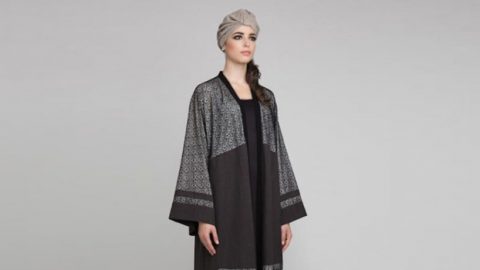 العباءة الرمادية تبرز أناقتك في الخريف