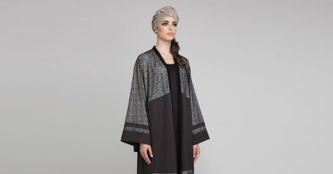 العباءة الرمادية تبرز أناقتك في الخريف