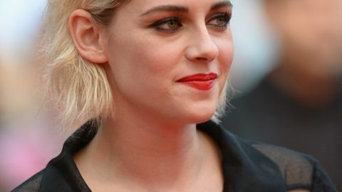 Kristen Stewart بشعر بلاتيني وتسريحة غير منتظمة مع أحمر شفاه برتقالي زاهي في حفل كان 2016