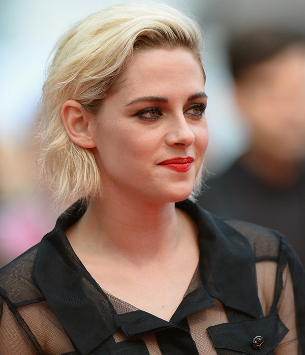 Kristen Stewart بشعر بلاتيني وتسريحة غير منتظمة مع أحمر شفاه برتقالي زاهي في حفل كان 2016