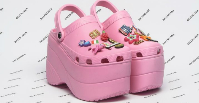 BALENCIAGA يمنحكِ أحذية كروكس لم تشاهديها من قبل