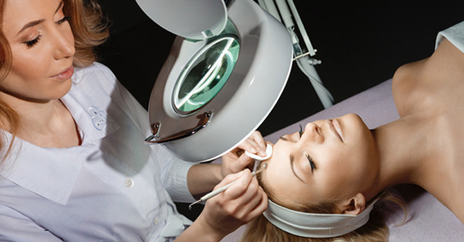 علاجات جمالية لا يجب اعتمادها في المنزل