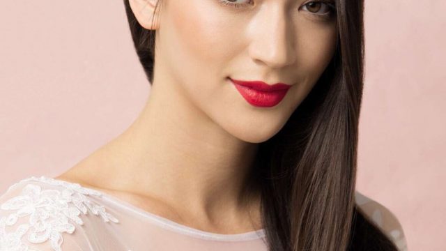 تسريحة شعر إنسيابية مع مكياج عيون هادئ وأحمر شفاه احمر لعروس صيف 2015