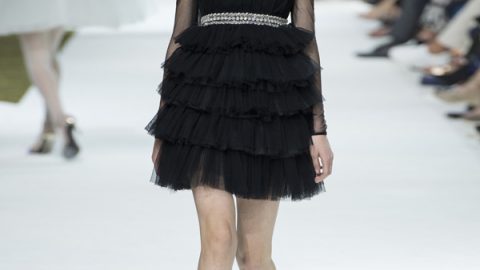 فستان أسود قصير من Giambattista Valli خريف وشتاء 2016 2017
