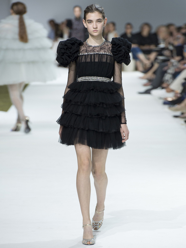 فستان أسود قصير من Giambattista Valli خريف وشتاء 2016 2017