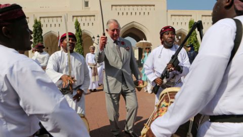 بالفيديو: الأمير تشارلز يرقص بالسيف في عمان