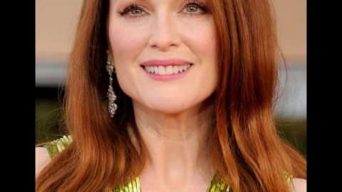 Julianne Moore بتسريحة شعر مموجة