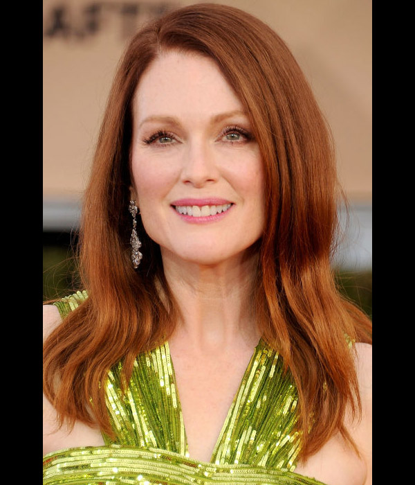Julianne Moore بتسريحة شعر مموجة