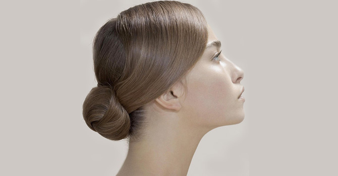 بالخطوات: تسريحة شعر كلاسيكية تتوج طلتك بعيد الأم