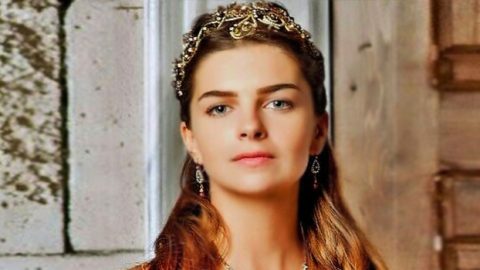 أناقة السلطانة مريم أثناء تكريمها بمهرجان بياف في بيروت