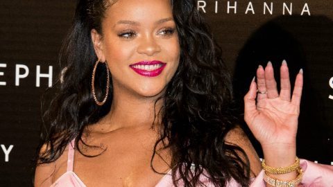 لن تصدقي ثمن الجوارب التي ترتديها ريهانا !