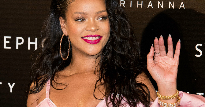 لن تصدقي ثمن الجوارب التي ترتديها ريهانا !