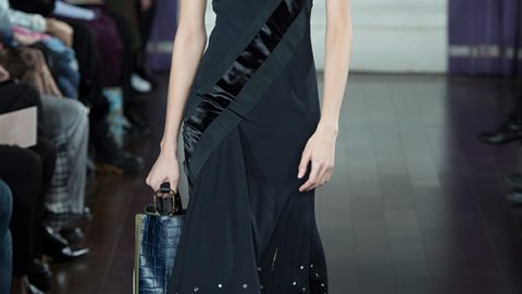فستان أسود من Jason Wu بأسبوع نيويورك شتاء 2018