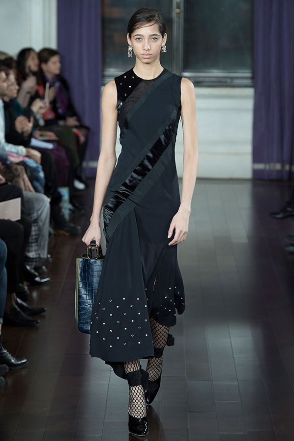 فستان أسود من Jason Wu بأسبوع نيويورك شتاء 2018