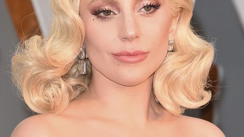 Lady Gaga بتسريحة البوب البلاتيني المموج ومكياج العيون العيون الدخاني الميتاليك في حفل الأوسكار 2016