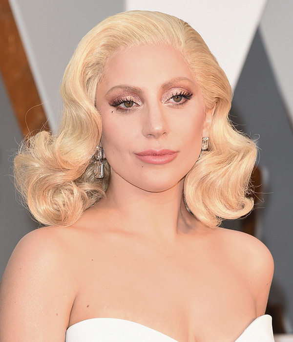 Lady Gaga بتسريحة البوب البلاتيني المموج ومكياج العيون العيون الدخاني الميتاليك في حفل الأوسكار 2016