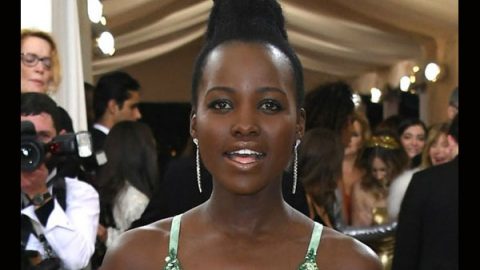 lupita nyongo بتسريحة شعر مرتفعة بتدرج في حفل met gala 2016