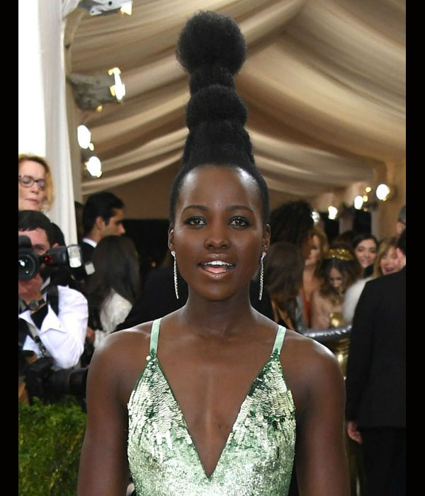 lupita nyongo بتسريحة شعر مرتفعة بتدرج في حفل met gala 2016