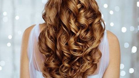 تسريحة شعر مموجة ومزينة باكسسوار انيق لعروس 2016