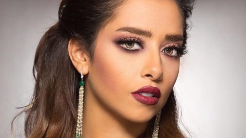 بلقيس فتحي بمكياج عيون وردي داكن وأحمر شفاه أحمر