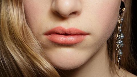 تحديد عيون بالكحل العربي مع أحمر شفاه سيمون ربيع 2015