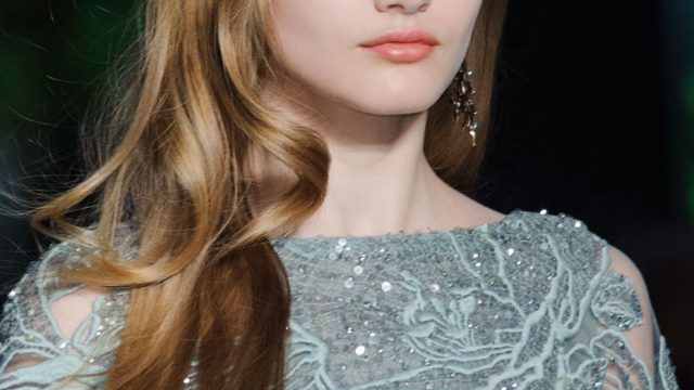 عيون محددة بالكحل مع أحمر شفاه سيمون هادئ ربيع 2015