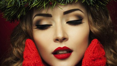 أي لاينر مجنح مع احمر شفاه أحمر للكريسماس 2016