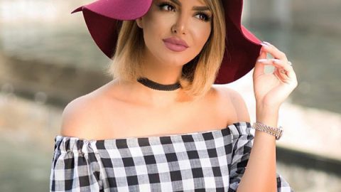 الفاشينيستا شهدا بقبعة رأس أرجوانية