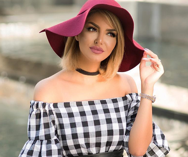 الفاشينيستا شهدا بقبعة رأس أرجوانية
