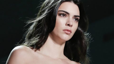 لا يوجد أسهل من طريقة كيندال جينر للعناية ببشرتها قبل النوم