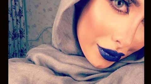 الفاشينيستا زهرة اشكناني تعتمد حمرة زرقاء جريئة