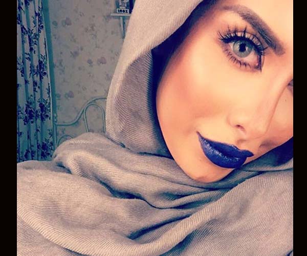 الفاشينيستا زهرة اشكناني تعتمد حمرة زرقاء جريئة