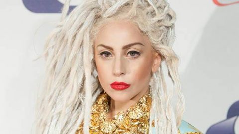 إطلالة ليدي غاغا بالشعر المستعار الأبيض