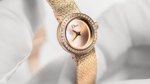 ساعات ديور La D de Dior Satine تغازلها خيوط الذهب