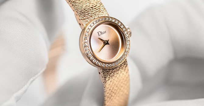 ساعات ديور La D de Dior Satine تغازلها خيوط الذهب